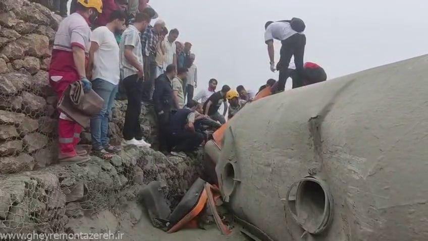 کامیون کارخانه سیمان در جاده جنگلی واژگون شد؛ راننده جان باخت