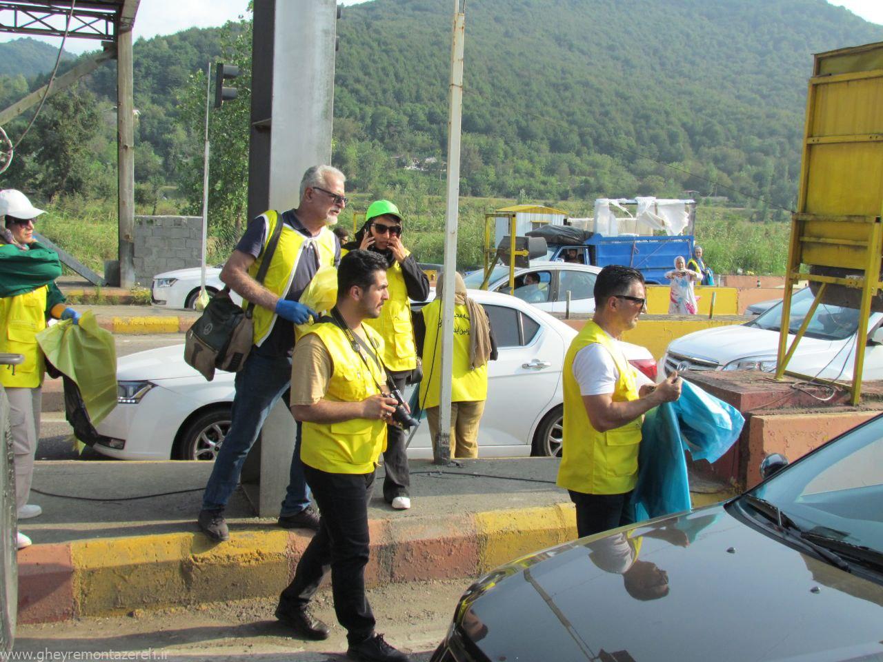 توزیع کیسه زباله در عوارضی امامزاده هاشم رشت میان مسافرین + تصاویر توزیع کیسه زباله در عوارضی امامزاده هاشم رشت میان مسافرین + تصاویر