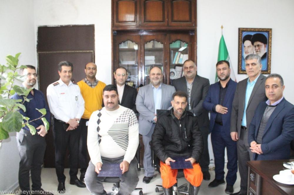 بازگرداندن کیف حاوی طلا و پول به صاحبش از سوی ۲ پاکبان رضوانشهر بازگرداندن کیف حاوی طلا و پول به صاحبش از سوی ۲ پاکبان رضوانشهر