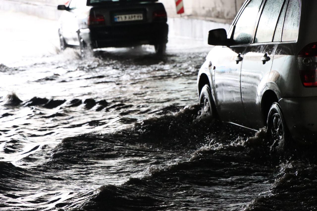 تلاش آتش نشانان رشت برای رفع آبگرفتگی بخشی از محله رشتیان
