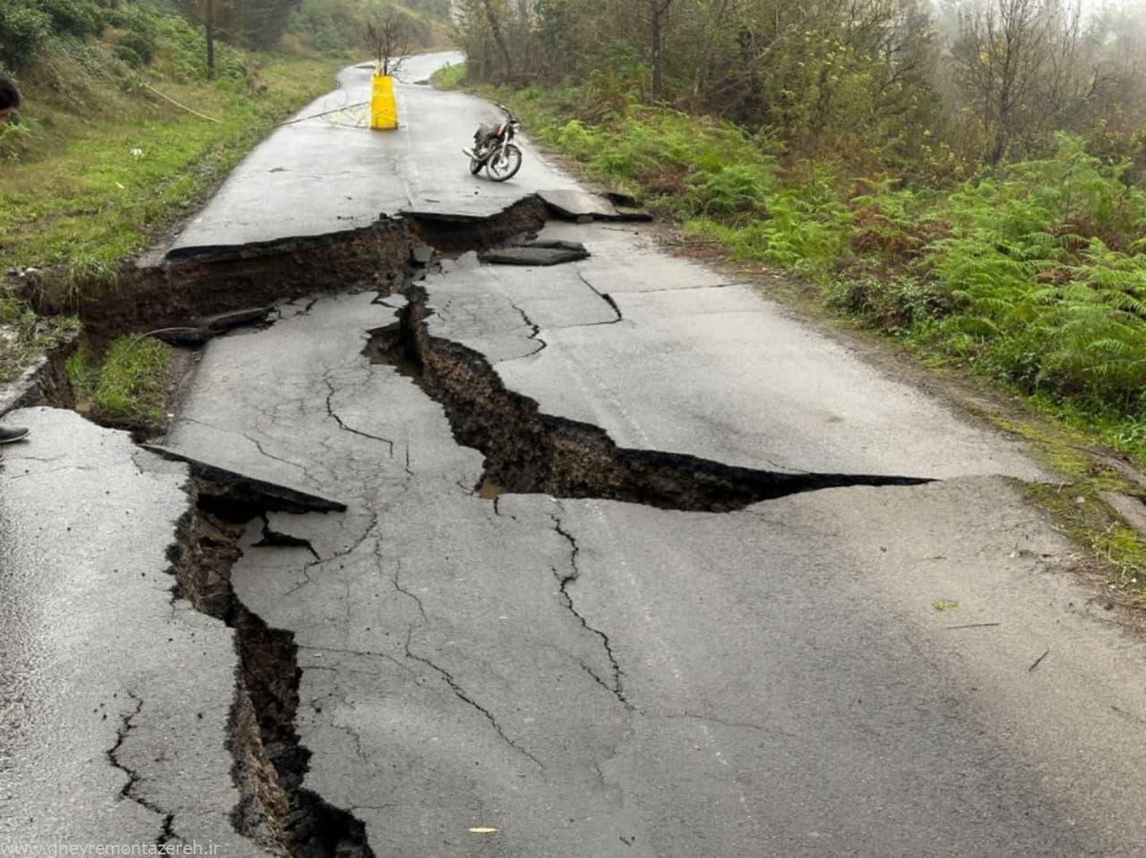 فرونشست یک جاده روستایی در لاهیجان / جاده روستایی شیرنسا به کوره مسدود شد