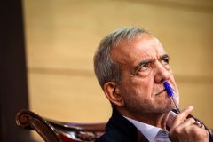 روزنامه جمهوری اسلامی: دولت کار درستی کرد که معترضان روزهای اخیر را اغتشاشگر نخواند/ پزشکیان نباید به دولت سایه اجازه نقشآفرینی بدهد