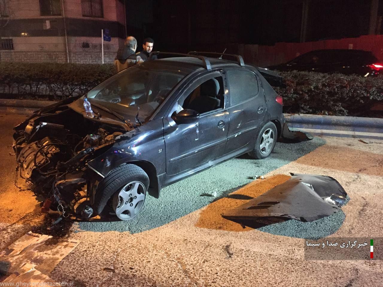 محبوس شدن راننده بر اثر برخورد خودرو با پست برق در رشت