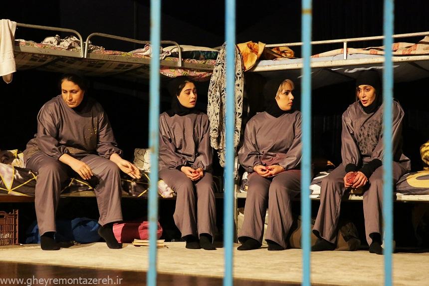 گزارش تصویری نمایش «لبخندهای آویخته» در رشت