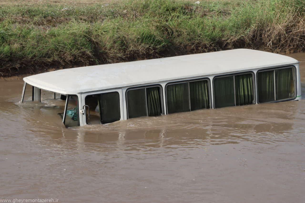 سقوط مینیبوس و ساینا به کانال آب شهر صنعتی لاکان