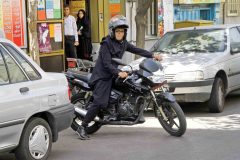 ۸۰۰هزار زن طی دوسال گذشته موتورسیکلت خریدهاند / گره گواهینامه برای آنان را با دست باز کنید قبل از آنکه مجبور به گشودنش با دندان شوید