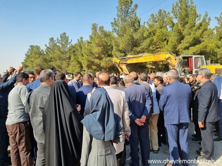 کلنگ زنی تعریض پل شهدای گرگاب با مرگ یک شهروند همراه بود/ برخورد تند مسئولان با خبرنگاران؛ یک خبرنگار در بیمارستان بستری شد