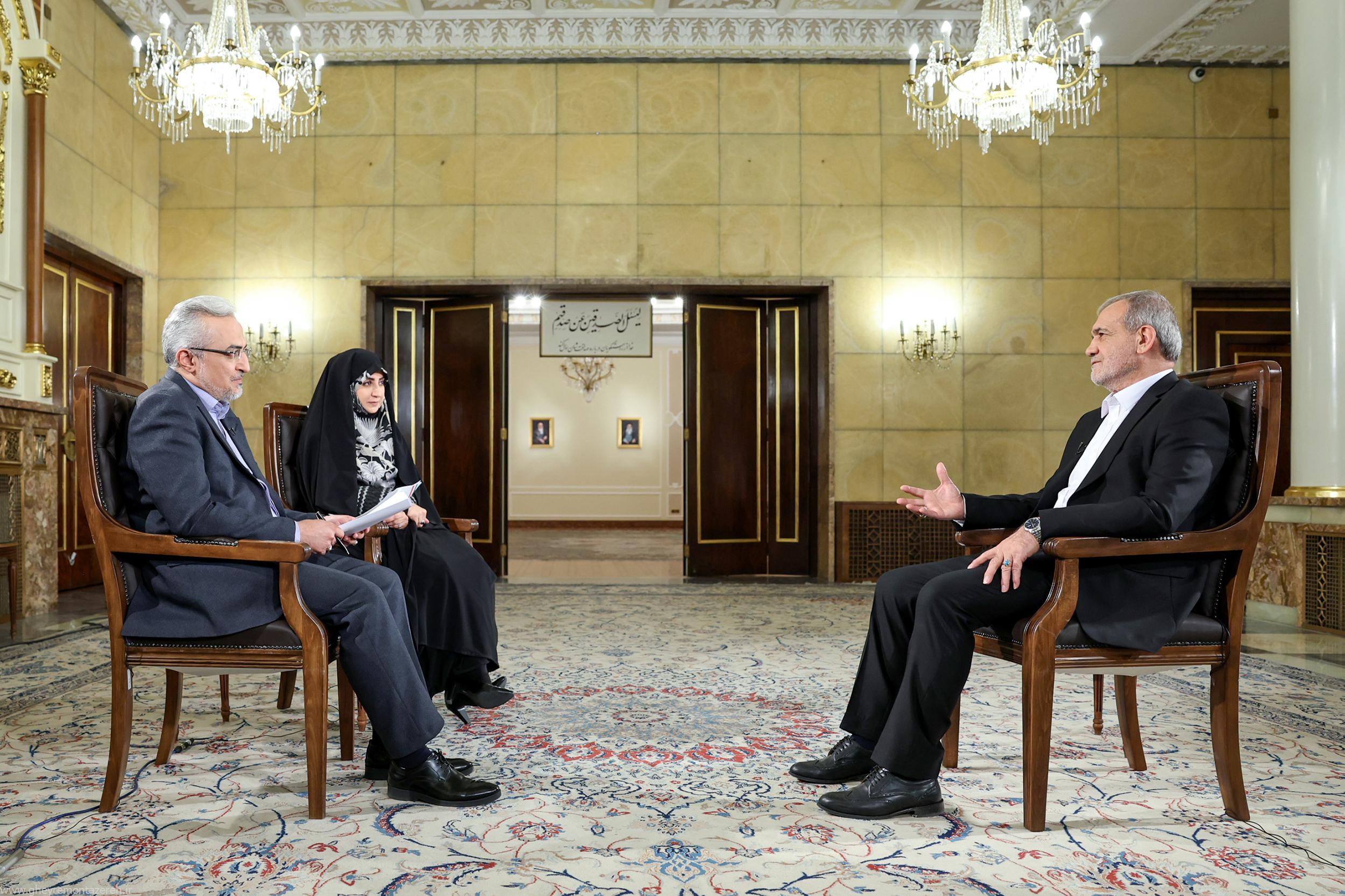 تحلیل نخستین گفت وگوی تلویزیونی پزشکیان؛ او پایش را روی پوست خربزههای صداوسیما نگذاشت