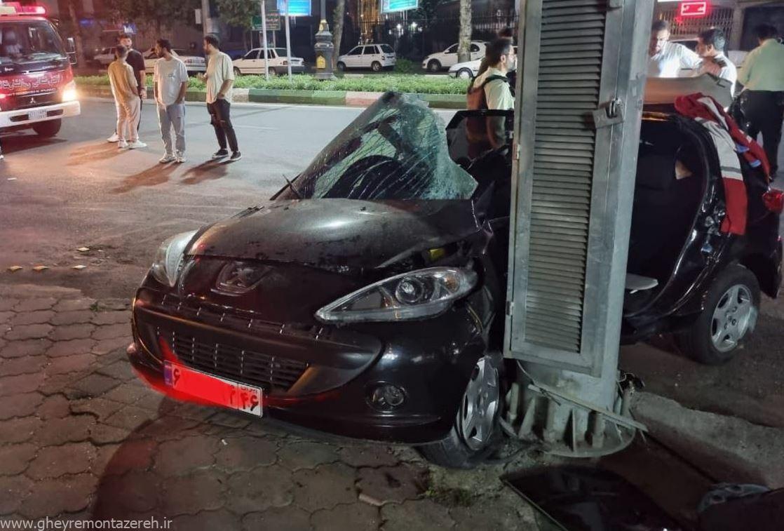 برخورد شدید ۲۰۷ با تیر برق در رشت؛ راننده محبوس شد اما نجات یافت
