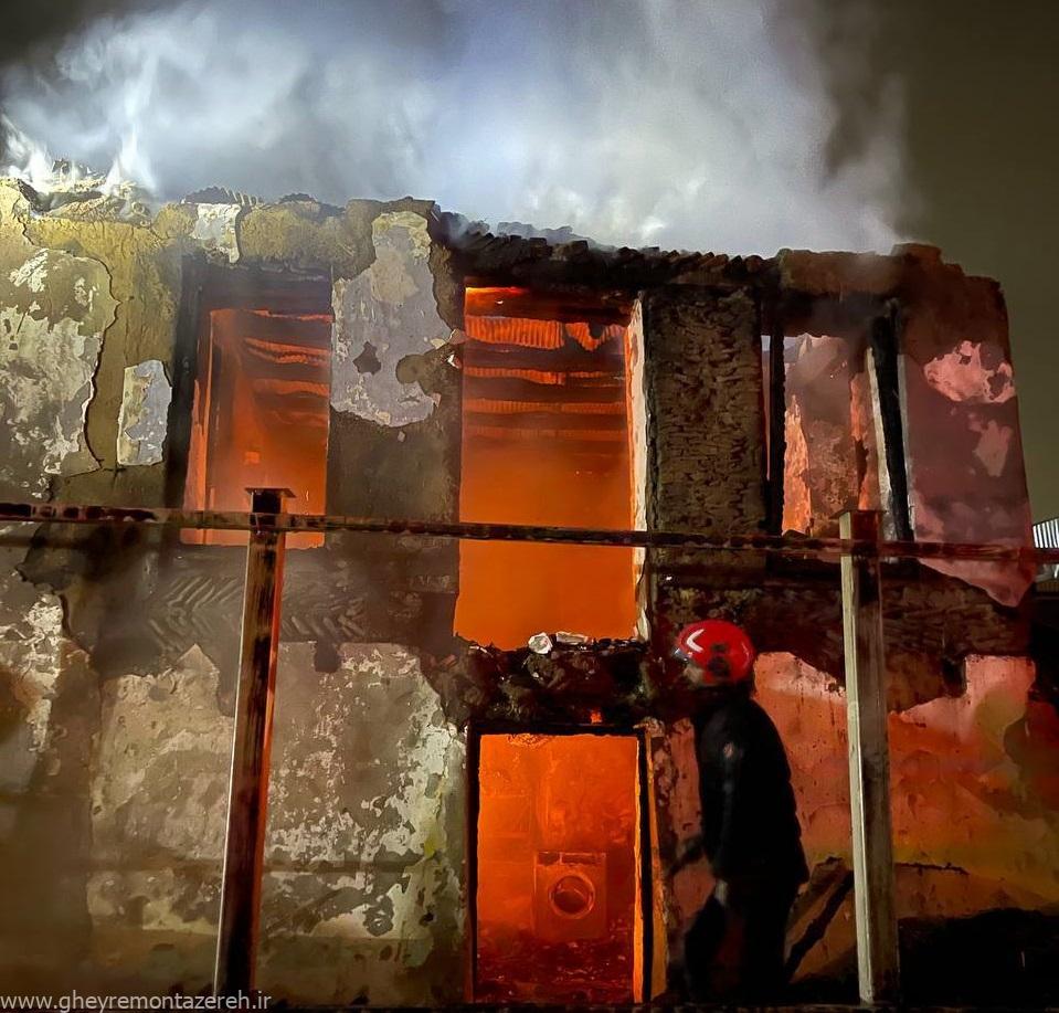 مهار آتش سوزی یک خانهی چوبی قدیمی در شاندرمن